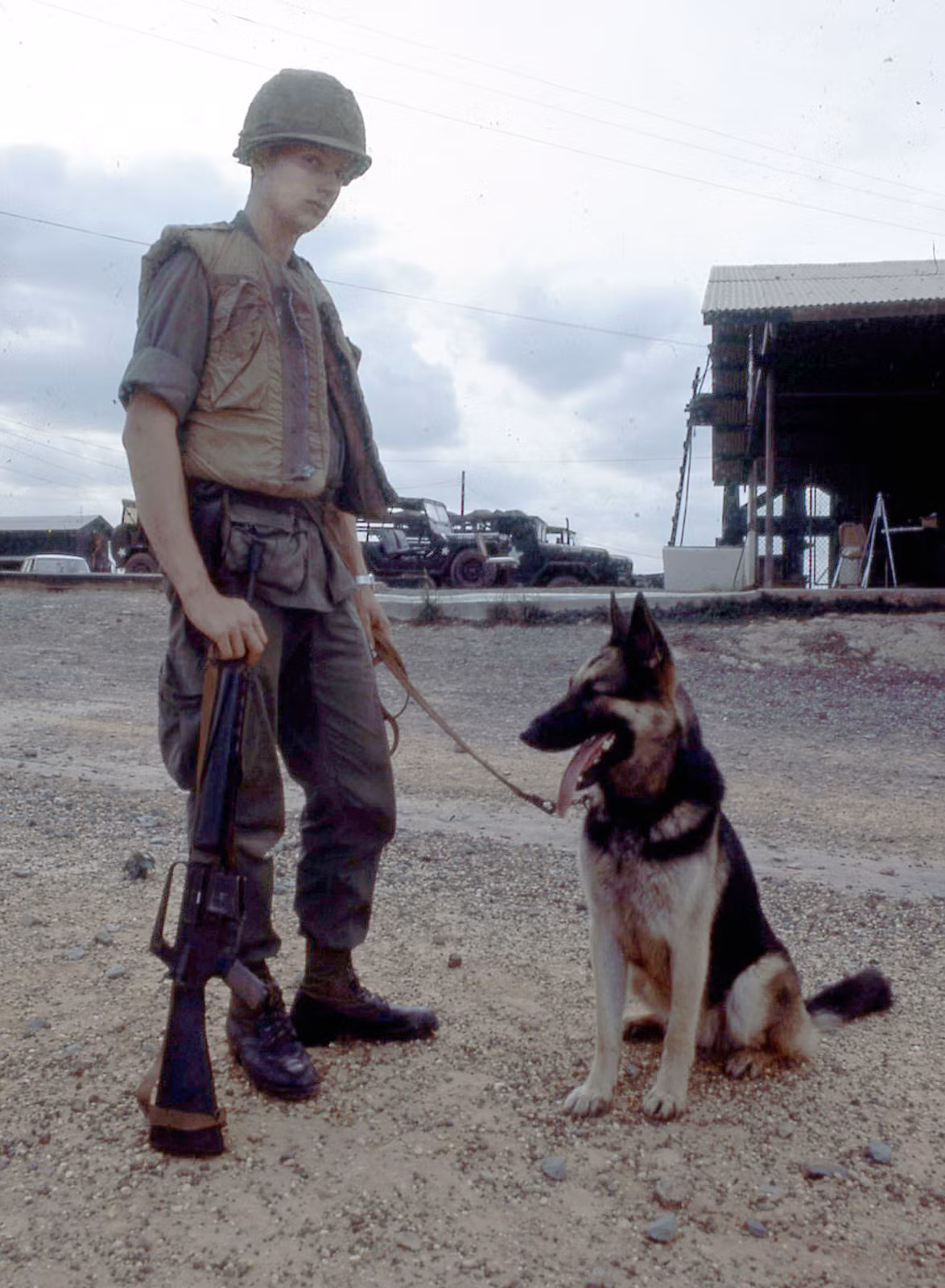 Lính Mỹ và chó nghiệp vụ.