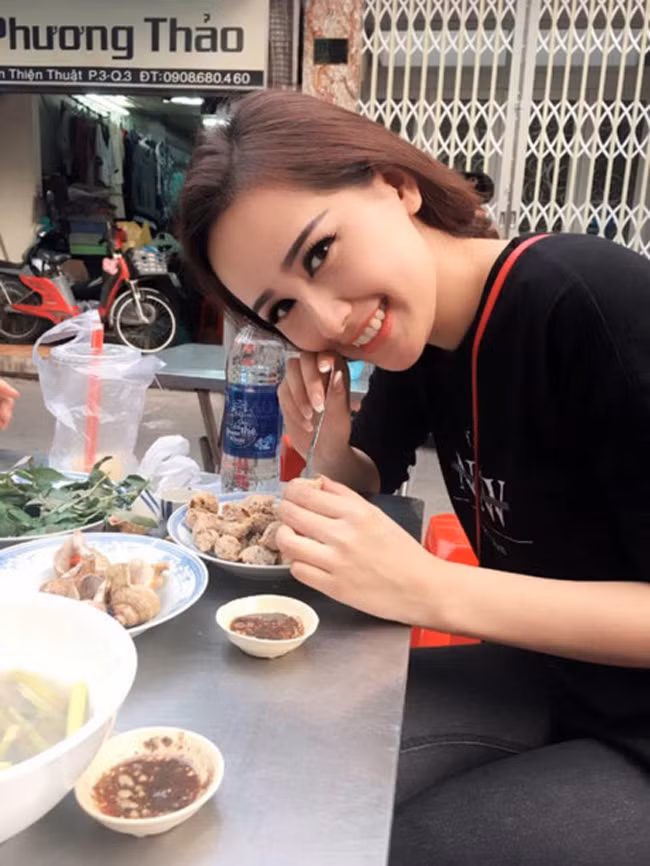 Khoảnh khắc hồn nhiên và vô cùng đáng yêu của Mai Phương Thúy khi được ăn món tủ của mình.