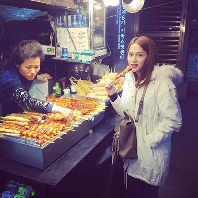 Hương Giang Idol thích thú khi được thưởng thức món ăn đường phố của xứ sở Kim Chi
