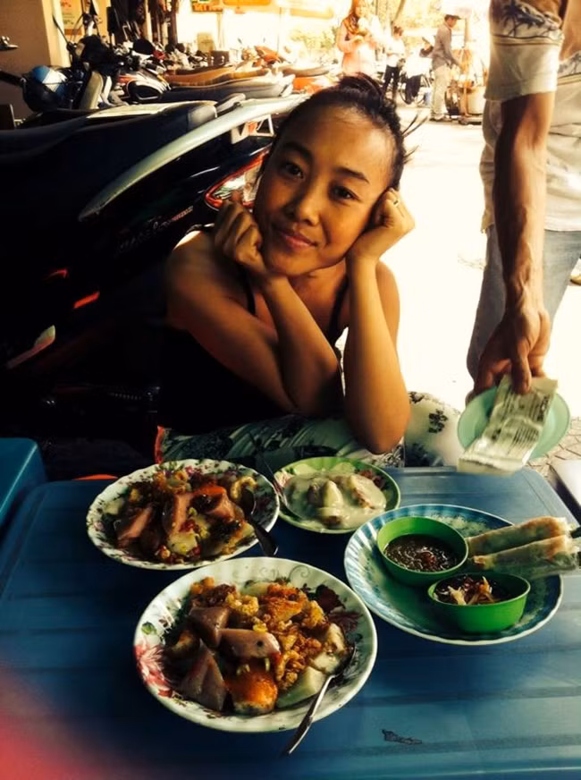 Đoan Trang và gương mặt mãn nguyện khi được thưởng thức những món ăn vặt yêu thích của mình.