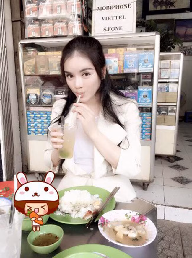 Những hình ảnh của Lý Nhã Kỳ khi đang say mê thưởng thức đồ ăn ở lề đường thế này khiến nhiều người phải bất ngờ.