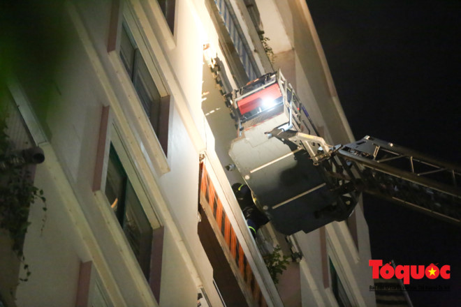 Cận cảnh xe thang của lực lượng PCCC đang cứu hộ những người bị mắc kẹt ở tòa nhà Vinaconex 42 Trần Thái Tông. Nguồn ảnh: Tổ Quốc