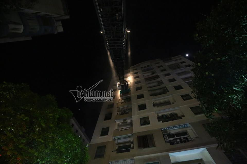 Trong ảnh, xe thang vươn cao giải cứu một số người mắc kẹt trên tầng 12 xuống mặt đất. Nguồn ảnh: Vietnamnet