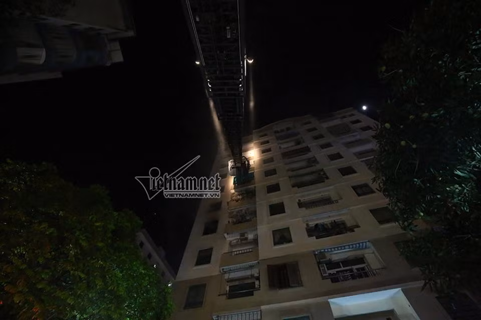 Trong ảnh, xe thang vươn cao giải cứu một số người mắc kẹt trên tầng 12 xuống mặt đất. Nguồn ảnh: Vietnamnet