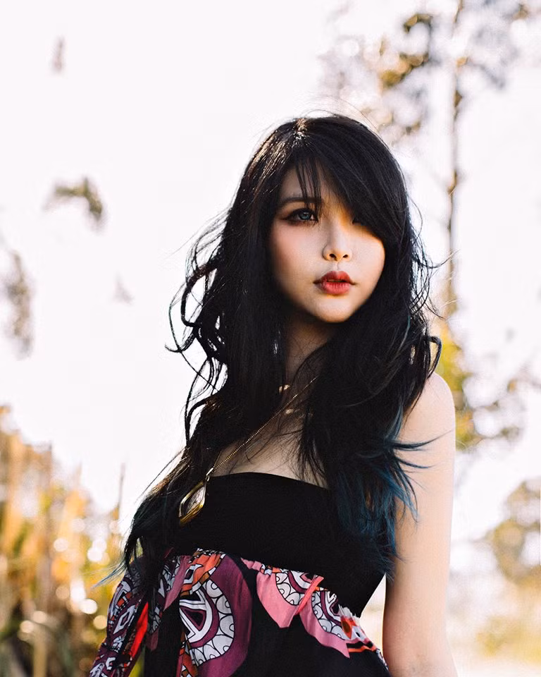 Ngoài đời Hana Đinh là một cô gái có nhan sắc nổi bật chẳng thua kém gì các hot girl đình đám. Ấn tượng nhất là nước da trắng mịn và đôi môi trái tim ửng đỏ luôn chúm chím mỉm cười.