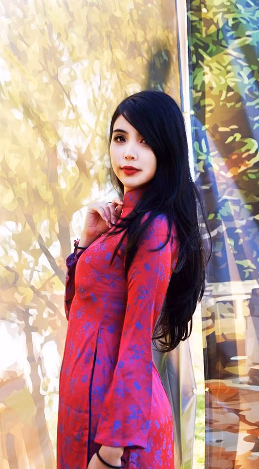 Hana Đinh đã từng học đồ họa tại trường đại học San Jose, Mỹ, cùng với đó cô nàng cũng từng có thời gian khá dài làm người mẫu cosplay tại Mỹ.