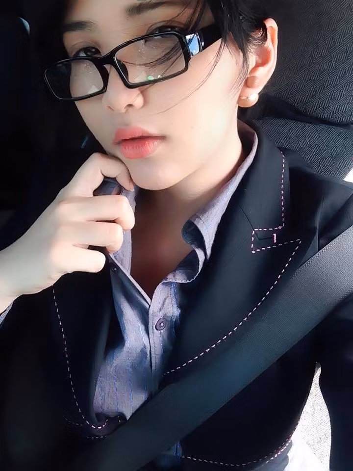 Nếu bạn trẻ nào là tín đồ của giới cosplay chắc chắn sẽ biết đến tên tuổi của Hana Đinh. Cô bạn nổi tiếng đã có 5 năm kinh nghiệm trong giới với những bộ cosplay đẹp lung linh và thần thái xuất sắc.