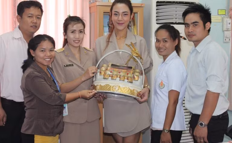 Mặc dù sở hữu nhan sắc vạn người mê nhưng trên cơ thể của nữ bác sĩ vẫn lộ rõ một số đường cong khá thô, tìm hiểu ra mới biết bác sĩ Supaichan từng trải qua cuộc phẫu thuật chuyển giới.