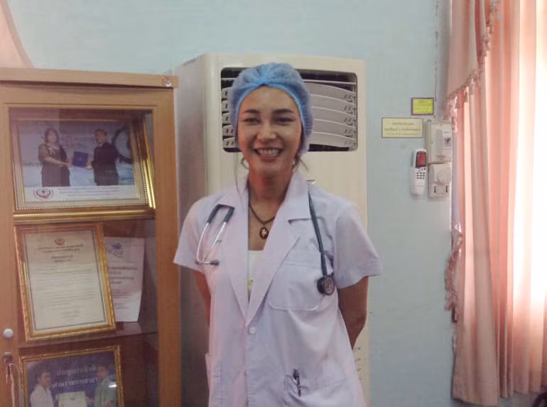 Nếu ai đó lần đầu tiên tiếp xúc với nữ bác sĩ Supaichan, chắc hẳn sẽ ấn tượng với gương mặt xinh đẹp và nụ cười vô cùng tươi tắn của cô. Điều tuyệt vời hơn cả là tính cách nhẹ nhàng, ân cần với tất cả mọi người.