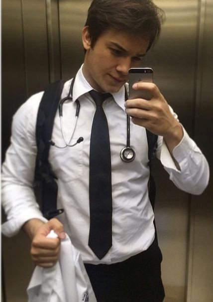 Chàng bác sĩ Brazil đẹp trai đang công tác tại Khoa Thần kinh, Bệnh viện Santa Viraliza ở thành phố São Paolo, Brazil. Gabriel Prado lần đầu được biết đến vào năm 2014 khi một blogger nổi tiếng đã đăng bức ảnh chụp với anh tại bệnh viện nơi anh đang làm việc. Đến nay Instagram của chàng bác sĩ điển trai đã có đến hơn 500 nghìn người theo dõi. Dân mạng gọi Gabriel Prado là “chàng bác sĩ đẹp trai nhất hành tinh” và không ngừng tìm kiếm thông tin về anh.