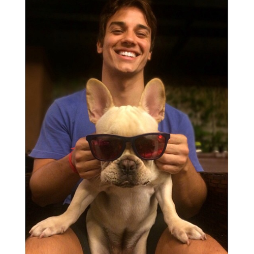 Ngoài đẹp trai, mê thể thao, Gabriel Prado còn có tấm lòng nhân ái và đặc biệt rất yêu quý động vật. Anh coi những chú chó, mèo giống như những người bạn của mình rất thích chăm sóc và sẵn sàng nhận nuôi những con vật bị thương hoặc bị bỏ rơi nếu như điều kiện bản thân cho phép. Ảnh trong bài: Instagram nhân vật.