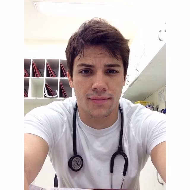 Lần đầu Gabriel Prado để lộ thân hình của mình trên mạng xã hội đã làm biết bao chị em, các fan nữ mất ăn mất ngủ bởi nó quá ư hấp dẫn, săn chắc và cân đối. Sở hữu làn da nâu rám nắng, các múi cơ nổi cuồn cuộn, vừa mạnh mẽ nam tính, vừa thanh thoát tựa thân hình của các nam thần Hy Lạp… đã khiến Gabriel Prado trở thành một trong những hot boy được yêu mến nhất trong năm 2014.