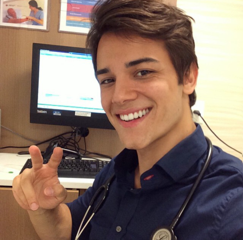 Gabriel Prado có thể khiến các chị em mê mệt, “cảm nắng” ngay từ cái nhìn đầu tiên nhờ khuôn mặt đẹp trai, nam tính và nụ cười tỏa nắng. Dù là bác sĩ khoa thần kinh nhưng Gabriel Prado lại không hề tỏ ra lạnh lùng, chỉ biết đến công việc, trái lại anh là một chàng thanh niên rất hiện đại, yêu đời, biết cách chăm sóc bản thân và tất cả mọi người.