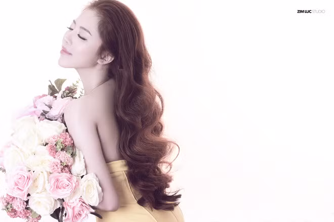 Những bức ảnh như thế này của Minh Châu luôn dễ khiến cư dân mạng, những người theo dõi cô nhầm tưởng đây là một nữ diễn viên, ca sĩ hay người mẫu nào đó. Quả thật bà mẹ 9X hiện tại quá xinh đẹp, quyến rũ và vì còn rất trẻ (23 tuổi - PV), Minh Châu còn khiến vô số chàng trai thầm thương trộm nhớ nếu như chưa biết cô đã lập gia đình.