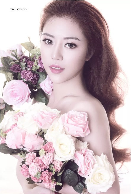 Đến nay, sau gần 1 năm làm phẫu thuật thẩm mỹ, Minh Châu đã hiện đã sở hữu khuôn mặt hoàn toàn khác so với trước đây. Cô gái 9X xinh đẹp, quyến rũ không thua kém gì các hot girl nổi tiếng. Khuôn mặt thanh tú, đôi mắt to tròn, làn da trắng hồng cùng sống mũi cao khiến Minh Châu cảm thấy tự tin tuyệt đối trong công việc liên quan đến hoạt động thẩm mỹ, làm đẹp của mình. Và dù đã sinh hai con, trải qua nhiều vất vả nhưng Minh Châu vẫn giữ được sức trẻ và viên mãn với cuộc sống gia đình hạnh phúc, yên ấm. Ảnh: Zim Lục.