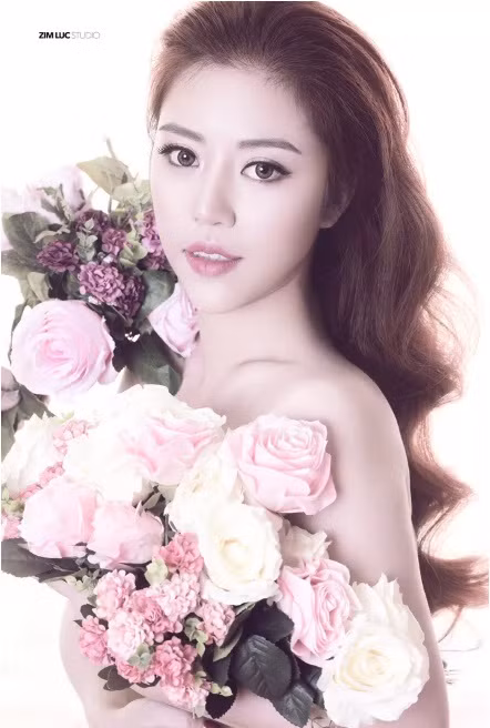 Đến nay, sau gần 1 năm làm phẫu thuật thẩm mỹ, Minh Châu đã hiện đã sở hữu khuôn mặt hoàn toàn khác so với trước đây. Cô gái 9X xinh đẹp, quyến rũ không thua kém gì các hot girl nổi tiếng. Khuôn mặt thanh tú, đôi mắt to tròn, làn da trắng hồng cùng sống mũi cao khiến Minh Châu cảm thấy tự tin tuyệt đối trong công việc liên quan đến hoạt động thẩm mỹ, làm đẹp của mình. Và dù đã sinh hai con, trải qua nhiều vất vả nhưng Minh Châu vẫn giữ được sức trẻ và viên mãn với cuộc sống gia đình hạnh phúc, yên ấm. Ảnh: Zim Lục.