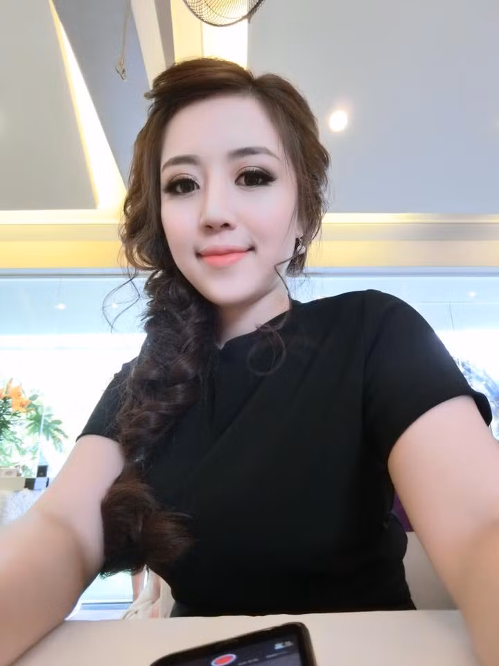 Thành công là vậy nhưng ít ai biết, Minh Châu lại có một tuổi thơ vô cùng vất vả khi mồ côi bố từ sớm, phải nỗ lực bươn chải, kiếm sống xa nhà để giúp đỡ gia đình, cùng mẹ nuôi các em ăn học. Thời gian dài bôn ba từ Bắc vào Nam giúp cô gái trẻ có được nhiều kinh nghiệm trong cả cuộc sống lẫn các nhiều công việc cụ thể khác nhau. Và khi tuổi đời vừa vượt mức đôi mươi, Minh Châu đã quyết tâm thực hiện ý định, kế hoạch lập nghiệp táo bạo của mình để rồi sau đó có được thành công, những thành quả xứng đáng.