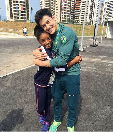 Tuy là một "soái ca" được nhiều cô gái thầm thương trộm nhớ nhưng dường như anh chàng vận động viên Olympic Rio 2016 vẫn chưa thuộc về ai, trang cá nhân của Arthur Mariano thường xuyên xuất hiện những bức ảnh chụp chung với bạn bè nữ nhưng đều được chàng trai này khéo léo giải thích rằng, các cô ấy chỉ là bạn. Mỗi lần như vậy các chị em nữ lại có thể thở phào nhẹ nhõm.