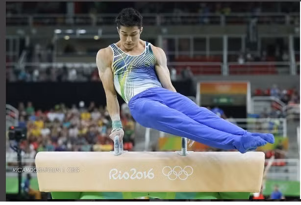 Arthur Mariano tên đầy đủ là Arthur Nory Oyakawa Mariano, sinh năm 1993, đến từ Sao Paulo có chiều cao 1m69, nặng 65kg. Anh là một trong những vận động viên nam được các fan nữ mến mộ nhất Olympic Rio 2016 nhờ gương mặt vô cùng điển trai và nụ cười tỏa nắng dễ “hớp hồn” người đối diện trong lần đầu tiên gặp gỡ.