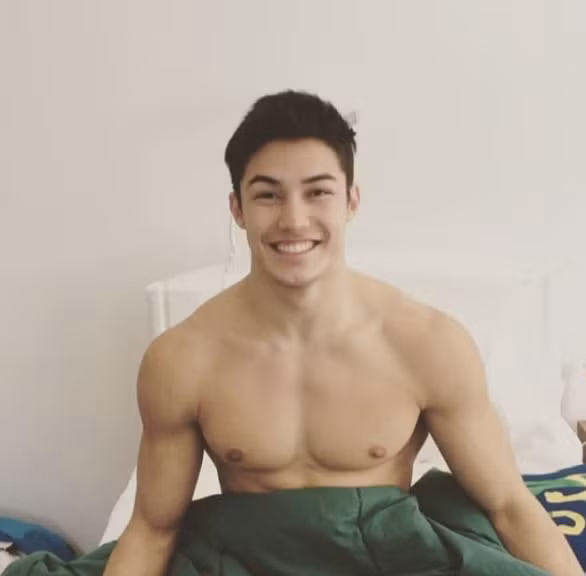 Gắn bó với bộ môn thể dục dụng cụ nhiều năm là một trong những điều kiện thuận lợi giúp chàng trai người Brazil rèn luyện được một sức khỏe dẻo dai và thân hình vạm vỡ, săn chắc. “ Nếu không làm vận động viên thể dục dụng cụ, anh ấy hoàn toàn có thể là người mẫu cực kỳ thu hút”, lời bình luận hóm hỉnh từ fan hâm mộ nữ