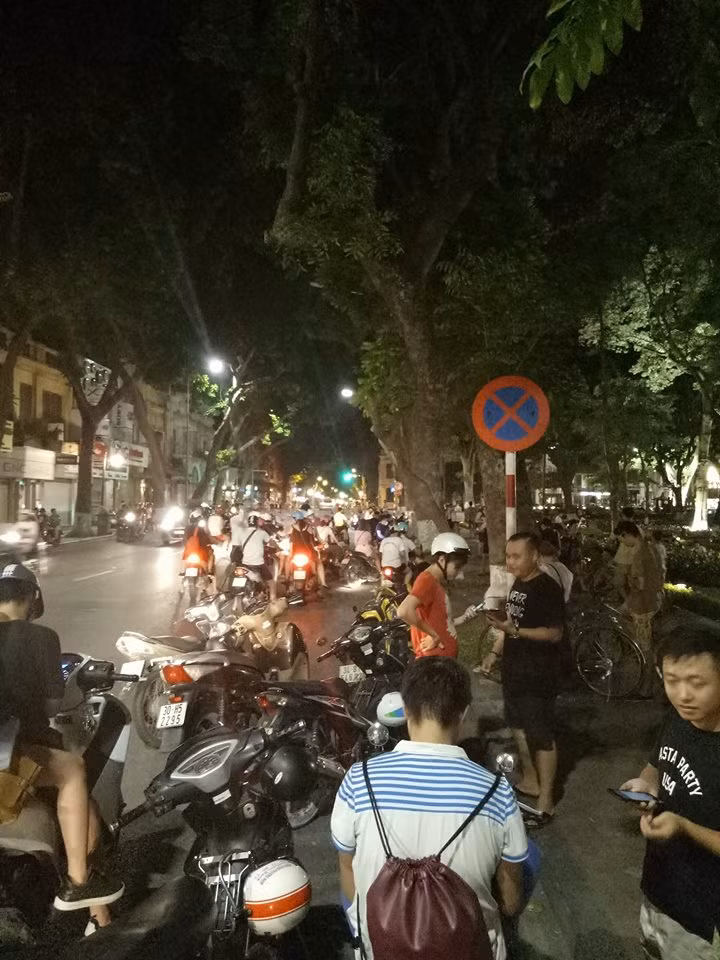 Người người đi bắt Pokemon trên phố đã tạo nên một cảnh tượng chưa từng có trên đường phố Hà Nội. Ngại đi bộ xa xôi để bắt Pokemon, nhiều thanh niên Việt đã lựa chọn phương tiện xe máy, xe đạp điện đi đến cả chục cây số để dò bắt, thu thập Pokemon trên đường phố. Ra đường những ngày này có thể dễ dàng bắt gặp những nhóm tụ tập như trong ảnh và chúng đã nói lên khá nhiều điều, vấn đề mới trong giới trẻ Việt.