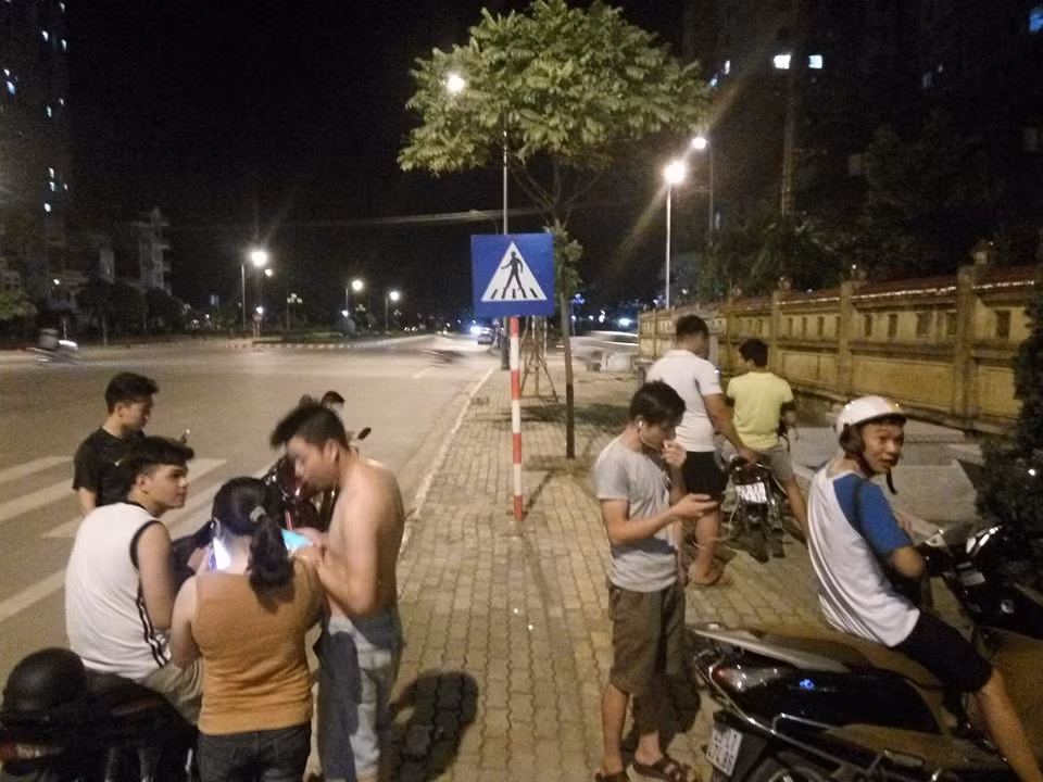 Với những người không chơi, không quan tâm đến game Pokemon Go, việc phải chứng kiến những nhóm người tụ tập, lang thang đến tận đêm khuya như thế này quả thực rất khó chịu. Tình trạng "sống ảo", phụ thuộc vào mạng xã hội, vào điện thoại thông minh trong giới trẻ từ lâu đã gây nhức nhối... đến nay sau sự ra mắt của game Pokemon, giới trẻ dường như lại càng đắm chìm vào thế giới ảo, càng gắn chặt hơn với chiếc điện thoại.