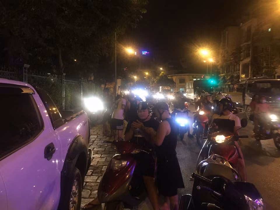 Những hình ảnh như thế này được lan truyền lên trên mạng làm hình thành nhiều luồng ý kiến đối lập nhau.