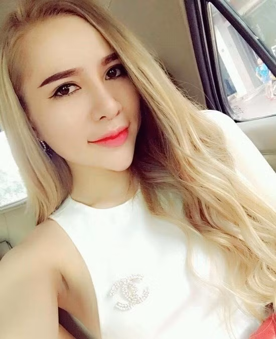 Bà chủ 9X xinh đẹp cho biết, dù bận rộn với công việc kinh doanh nhưng bản thân cô luôn rất muốn mình là một người phụ nữ giỏi nữ công gia chánh, biết cách chăm sóc tốt cho gia đình, người thân. Vì thế, hễ có thời gian rảnh, Oanh Na lại vào bếp hoặc trở về nhà để làm những công việc bình dị nhưng rất cần thiết cho cuộc sống. Ảnh trong bài: Facebook nhân vật.