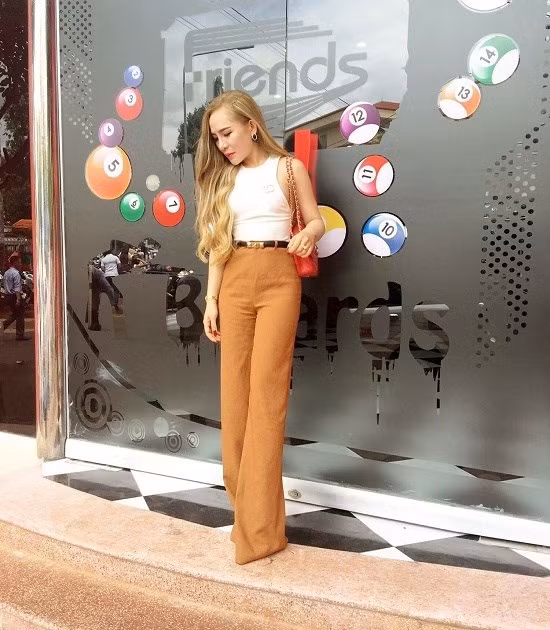 Không tự cao, tự đại với những gì mình đang có, Oanh Na cho rằng nhờ có những ngày tháng vất vả trước đây mà hiện tại cô có thêm kinh nghiệm, sự kiên trì để làm tốt công việc, ngày một hoàn thiện bản thân mình hơn. Được gọi là bà chủ hay "thánh hàng hiệu", dù khiêm tốn nhưng bản thân Oanh Na vẫn rất tự hào với tất cả những gì cô làm ra được bằng chính mồ hôi, nước mắt, công sức của mình trong nhiều năm.