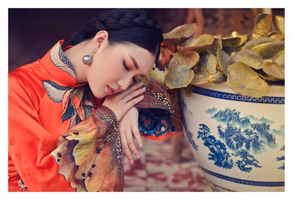 Ngọc Trân là gương mặt đại diện ưu tú cho vẻ đẹp thuần Việt, tinh khôi mà đằm thắm của phụ nữ kinh thành Huế.