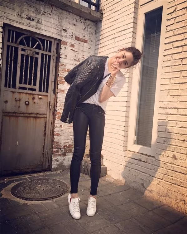 Sở hữu ngoại hình bắt mắt và đôi chân dài miên man, Ni Ni thường xuyên nhận được những lời mời làm người mẫu hay đại diện hình ảnh cho những thương hiệu nổi tiếng trong nước. Được biết, tuy góp mặt khá nhiều trong các hoạt động nghệ thuật nhưng Ni Ni vẫn duy trì được bảng thành tích đáng nể. Cô từng là sinh viên của trường Đại học Temple (Mỹ), tuy nhiên do hoàn cảnh gia đình có một số biến động nhỏ nên Ni Ni đành bỏ học giữa chừng để về nước chăm sóc em gái Âu Dương Na Na.