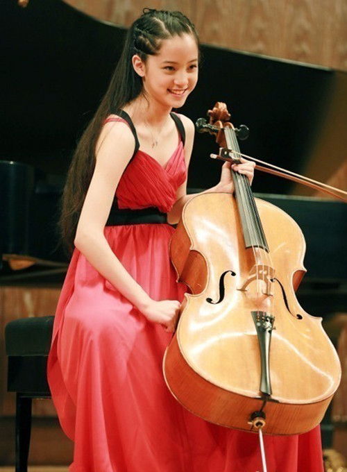 Cô cũng là nghệ sĩ độc tấu cello trẻ nhất của Đài Loan, từng biểu diễn tại National Concert Hall ở Đài Bắc. Không chỉ khẳng định tài năng âm nhạc khi tuổi đời còn rất trẻ, cô em Na Na còn chứng tỏ cho mọi người thấy gen nghệ thuật của gia đình họ Âu luôn phát triển mạnh mẽ khi tham gia đóng hàng loạt các phim Chuyện tình Bắc Kinh (phim có Trần Tư Thành, Đồng Lệ Á), To The Fore (cùng Dante Lam và Choi Siwon).