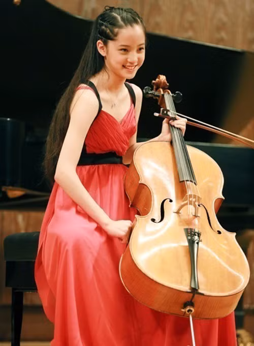 Cô cũng là nghệ sĩ độc tấu cello trẻ nhất của Đài Loan, từng biểu diễn tại National Concert Hall ở Đài Bắc. Không chỉ khẳng định tài năng âm nhạc khi tuổi đời còn rất trẻ, cô em Na Na còn chứng tỏ cho mọi người thấy gen nghệ thuật của gia đình họ Âu luôn phát triển mạnh mẽ khi tham gia đóng hàng loạt các phim Chuyện tình Bắc Kinh (phim có Trần Tư Thành, Đồng Lệ Á), To The Fore (cùng Dante Lam và Choi Siwon).