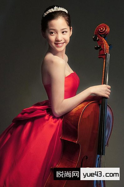 Âu Dương Na Na sinh năm 2000, được biết đến như một tài năng âm nhạc nhỏ tuổi. Dưới sự hậu thuẫn của gia đình và năng khiếu thiên bẩm, năm 12 tuổi cô gái này đã có đêm nhạc solo của riêng mình và được nhận vào Học viện Âm nhạc Curtis (Mỹ) một năm sau đó.