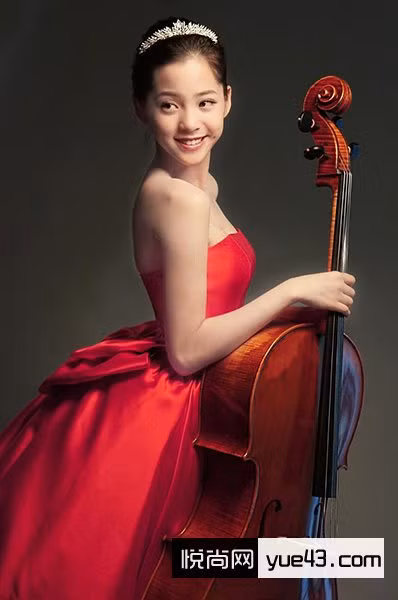 Âu Dương Na Na sinh năm 2000, được biết đến như một tài năng âm nhạc nhỏ tuổi. Dưới sự hậu thuẫn của gia đình và năng khiếu thiên bẩm, năm 12 tuổi cô gái này đã có đêm nhạc solo của riêng mình và được nhận vào Học viện Âm nhạc Curtis (Mỹ) một năm sau đó.