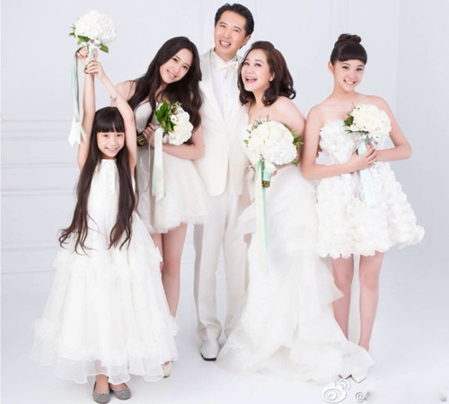 Để có thể ươm mầm tài năng cho hai cô tiểu thư Ni Ni, Na Na chắc chắn không thể quên công lao của người cha Âu Dương Long và người mẹ nữ diễn viên Phó Quyên. Hiện nay gia đình họ Âu được người dân Đài Loan hết lời khen ngợi là một gia đình kiểu mẫu, hoàn hảo từ cha mẹ đến con cái. Ảnh: BBS.