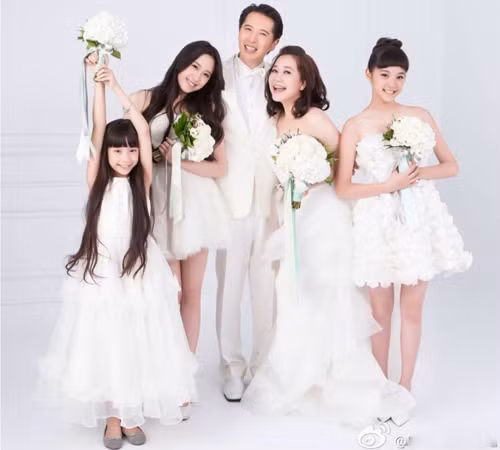 Để có thể ươm mầm tài năng cho hai cô tiểu thư Ni Ni, Na Na chắc chắn không thể quên công lao của người cha Âu Dương Long và người mẹ nữ diễn viên Phó Quyên. Hiện nay gia đình họ Âu được người dân Đài Loan hết lời khen ngợi là một gia đình kiểu mẫu, hoàn hảo từ cha mẹ đến con cái. Ảnh: BBS.