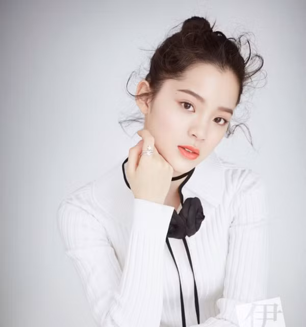 Nếu đặt lên bàn cân để so sánh thì có lẽ sẽ khó có câu trả lời chính xác cho câu hỏi Ni Ni và Na Na ai xinh đẹp và tài giỏi hơn, bởi lẽ hai chị em họ đều có một thế mạnh trong từng lĩnh vực riêng và đều được đánh giá là những cô nàng trẻ tuổi tài năng.