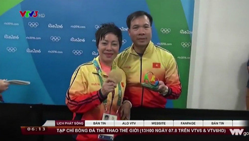 Một người phụ nữ hết sức quan trọng đứng đằng sau chiến tích vẻ vang của Hoàng Xuân Vinh không ai khác là nữ HLV Nguyễn Thị Nhung - người mà cho đến lúc này vẫn chưa hết cảm giác lâng lâng vì chiến thắng của người học trò. Được biết trong suốt quá trình tập huấn và tham gia Olympic Rio 2016 cũng như ở nhiều giải đấu lớn khác, HLV Nguyễn Thị Nhung đều cố gắng làm mọi cách để giảm áp lực, củng cố tinh thần cho Hoàng Xuân Vinh, giúp anh có được động lực để giành thành tích cao nhất.