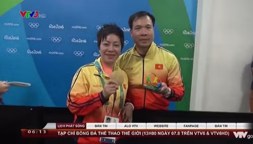 Một người phụ nữ hết sức quan trọng đứng đằng sau chiến tích vẻ vang của Hoàng Xuân Vinh không ai khác là nữ HLV Nguyễn Thị Nhung - người mà cho đến lúc này vẫn chưa hết cảm giác lâng lâng vì chiến thắng của người học trò. Được biết trong suốt quá trình tập huấn và tham gia Olympic Rio 2016 cũng như ở nhiều giải đấu lớn khác, HLV Nguyễn Thị Nhung đều cố gắng làm mọi cách để giảm áp lực, củng cố tinh thần cho Hoàng Xuân Vinh, giúp anh có được động lực để giành thành tích cao nhất.