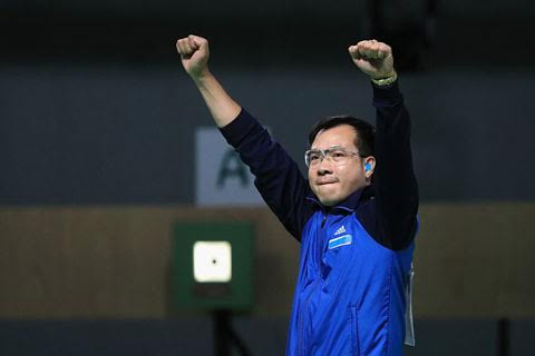 Dù tạo ra chiến tích đi vào lịch sử thể thao Việt Nam nhưng Hoàng Xuân Vinh vẫn rất khiêm tốn. Anh đi xe buýt về làng VĐV sau khi giành HCV, chia sẻ niềm vui, niềm hạnh phúc với đoàn HLV của mình một cách dung dị, gần gũi... Truyền thông trong nước và quốc tế đều nhắc nhiều đến nỗ lực trui rèn tinh thần thép của Xuân Vinh trong hàng chục năm qua và cũng nhắc nhiều đến những con người thân quen, những người phụ nữ quan trọng đứng đằng sau chiến thắng của xạ thủ, đại tá Hoàng Xuân Vinh.