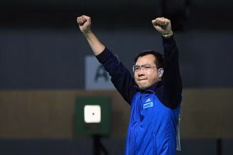 Dù tạo ra chiến tích đi vào lịch sử thể thao Việt Nam nhưng Hoàng Xuân Vinh vẫn rất khiêm tốn. Anh đi xe buýt về làng VĐV sau khi giành HCV, chia sẻ niềm vui, niềm hạnh phúc với đoàn HLV của mình một cách dung dị, gần gũi... Truyền thông trong nước và quốc tế đều nhắc nhiều đến nỗ lực trui rèn tinh thần thép của Xuân Vinh trong hàng chục năm qua và cũng nhắc nhiều đến những con người thân quen, những người phụ nữ quan trọng đứng đằng sau chiến thắng của xạ thủ, đại tá Hoàng Xuân Vinh.