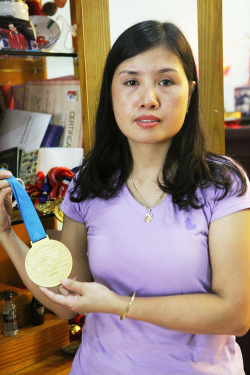 Yêu nhau và lấy nhau được hơn chục năm nay, nhưng chưa bao giờ chị Giang và chồng có một năm ở bên nhau trọn vẹn. Thấu hiểu công việc của chồng, chị Giang chưa bao giờ trách móc giận hờn anh Vinh vì anh đi quá nhiều. Việc chị thường xuyên làm cố gắng vừa sắp xếp công việc vừa chăm sóc con cái và làm tốt những công việc của hai bên nội, ngoại. Dù anh Vinh luôn cảm thấy có lỗi với vợ, con vì thường xuyên xa nhà, nhưng cũng không thể phủ nhận việc có một người vợ thấu hiểu mình, luôn cố gắng tìm cách san sẻ, giúp đỡ cũng góp phần nhiều đến sự ổn định tinh thần và chiến thắng của anh Vinh ngày hôm nay. Ảnh: Dân Việt.