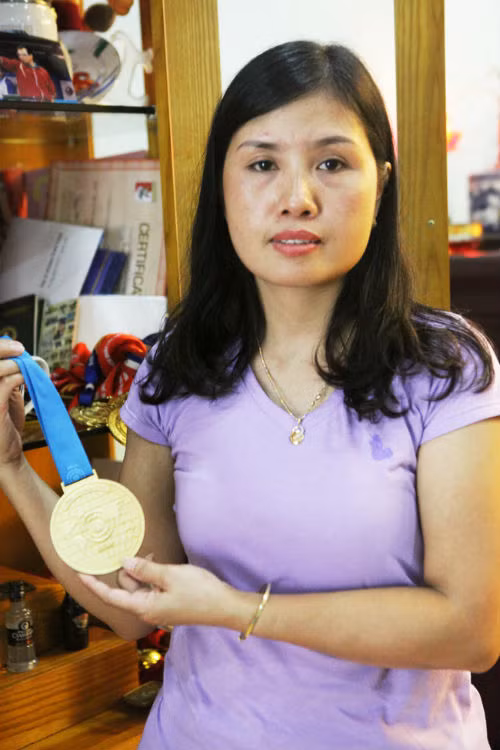 Yêu nhau và lấy nhau được hơn chục năm nay, nhưng chưa bao giờ chị Giang và chồng có một năm ở bên nhau trọn vẹn. Thấu hiểu công việc của chồng, chị Giang chưa bao giờ trách móc giận hờn anh Vinh vì anh đi quá nhiều. Việc chị thường xuyên làm cố gắng vừa sắp xếp công việc vừa chăm sóc con cái và làm tốt những công việc của hai bên nội, ngoại. Dù anh Vinh luôn cảm thấy có lỗi với vợ, con vì thường xuyên xa nhà, nhưng cũng không thể phủ nhận việc có một người vợ thấu hiểu mình, luôn cố gắng tìm cách san sẻ, giúp đỡ cũng góp phần nhiều đến sự ổn định tinh thần và chiến thắng của anh Vinh ngày hôm nay. Ảnh: Dân Việt.