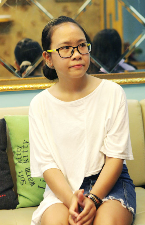 Gia đình anh Xuân Vinh – chị Hương Giang có hai con, một trai, một gái. Con trai là Hoàng Nam Trung , sinh năm 2009. Còn con gái là Hoàng Tuệ Minh (2002). Không chỉ rất ngoan, xinh xắn, cả hai con của anh Vinh đều học giỏi. Cô con gái Tuệ Minh đặc biệt rất yêu thương và thích gần gũi với bố. Cô bé học sinh luôn nâng niu, yêu quý những kỷ vật như những tấm huy chương, các biểu tượng, linh vật tại các giải đấu quốc tế mà bố mang về. Ảnh: Dân Việt.