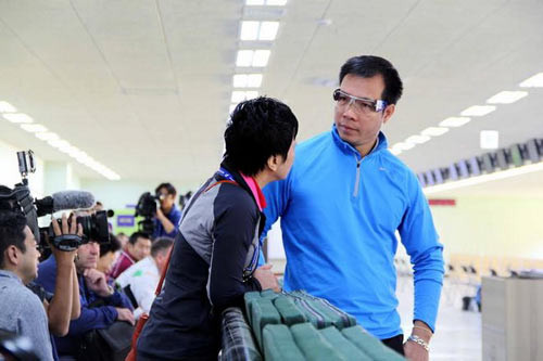 Chiến thắng của xạ thủ Hoàng Xuân Vinh khiến chính người thầy của mình bất ngờ. Trước đó, HLV Nguyễn Thị Nhung cũng chỉ hy vọng học trò của mình tiến được vào chung kết và có huy chương. Tấm huy chương vàng lịch sử thực sự là thành công rất tuyệt vời, là niềm tự hào, vinh dự quá lớn cho bắn súng nói riêng và thể thao Việt Nam nói chung. HLV Nguyễn Thị Nhung được mệnh danh là “Người đàn bà thép" của bắn súng châu Á với 37 năm gắn bó. Chị cũng được xem là người phụ nữ duy nhất đảm nhiệm vị trí HLV của một đoàn bắn súng - vị trí vốn mặc định dành cho nam giới. Kỳ tích của Hoàng Xuân Vinh cũng được đóng góp phần lớn bởi công sức của nữ HLV này.