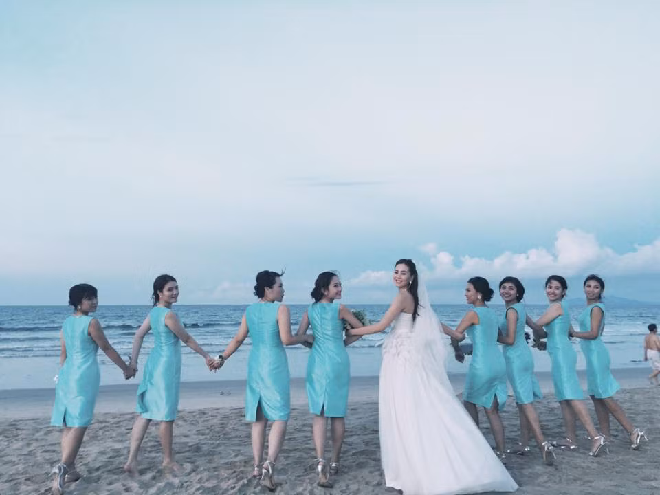  MC thời tiết Mai Ngọc kết hôn là cụm từ khóa hot nhất trong tuần qua được dân mạng săn đón, bởi từ lâu MC Mai Ngọc đã là cái tên được khán giả truyền hình cả nước hâm mộ và yêu quý. Câu chuyện tình lãng mạn sau 10 năm bên nhau của cô và bạn trai cuối cùng đã đơm hoa kết trái. Vào ngày 27/7 vừa qua, cặp đôi hân hoan làm lễ dạm ngõ dưới sự chứng kiến của gia đình và bạn bè hai bên, hiện Mai Ngọc và chồng tương lai đang ở Đà Nẵng chụp ảnh cưới.