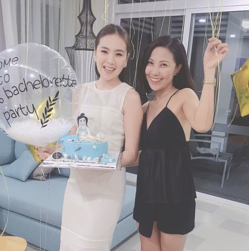 Bạn bè thân thiết của cô gái thời tiết Mai Ngọc không quên tổ chức tiệc độc thân cho cô bằng chiếc bánh ga - to đáng yêu.