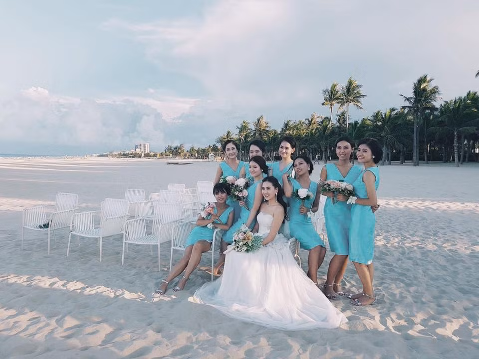 Trên trang cá nhân của mình, Mai Ngọc đã bất ngờ hé lộ một vài bức hình hậu trường ảnh cưới trên biển siêu lãng mạn cùng dàn phù dâu, rể đều là trai xinh, gái đẹp. Tuy hậu trường ảnh cưới được chụp bằng điện thoại nhưng cũng đủ làm người xem thích thú về ý tưởng độc đáo cũng như mức độ đầu tư quy mô của cặp vợ chồng trẻ.