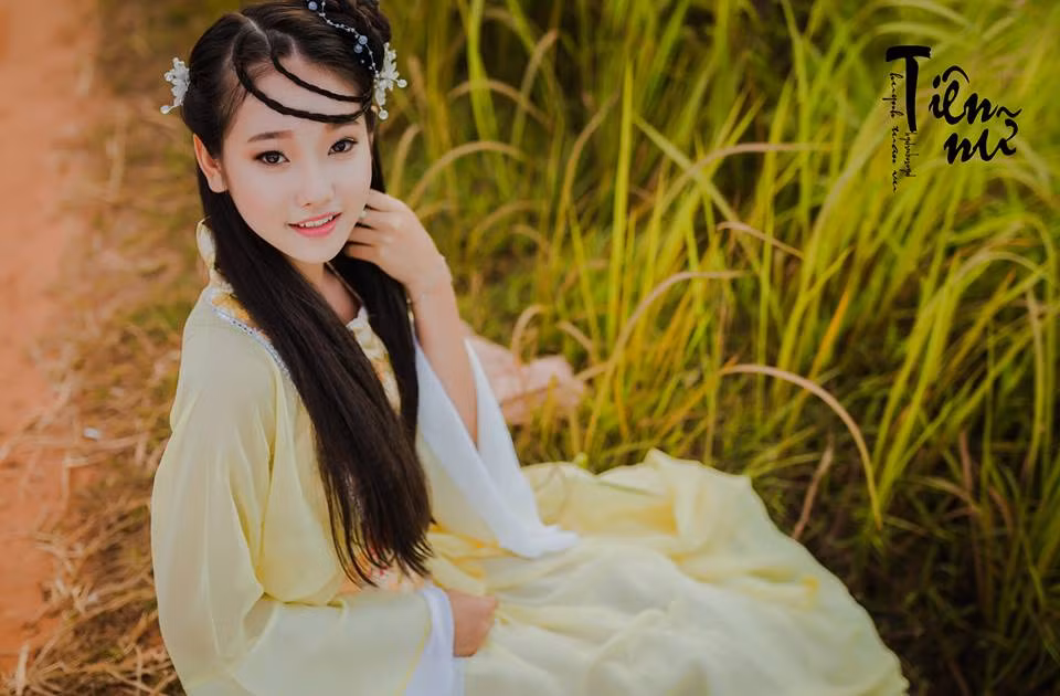 Trong một vài ngày qua, dân mạng đang dành sự quan tâm đặc biệt cho bộ ảnh chị Hằng của cô bạn nữ sinh 10X, Nguyễn Ngọc Anh Thư. Bộ ảnh được Anh Thư thực hiện trên bối cảnh đồng lúa ở vùng quê Quảng Ngãi, đó cũng chính là quê của cô bạn. Ảnh: Huỳnh Tuấn Vũ.